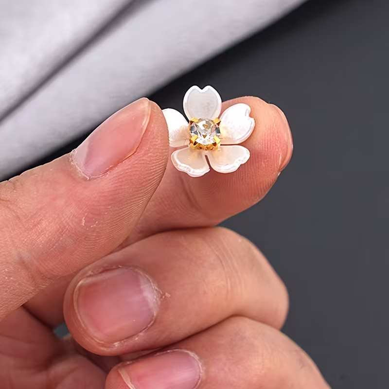 우아한 흰색과 금색 플라스틱 꽃 50개, 눈부신 장식  - Jewelry Making Adults 리뷰 및 가격